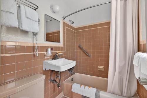 Starfire Motel — Bathroom