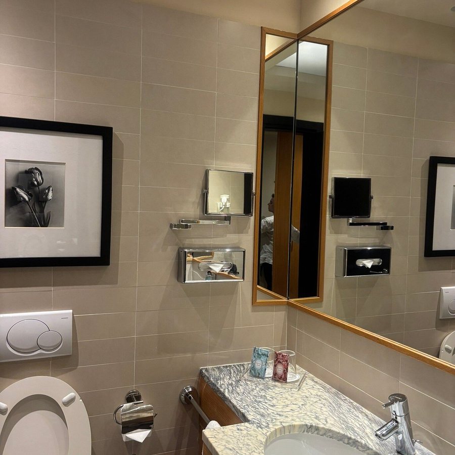 Starhotels Tourist — Bathroom