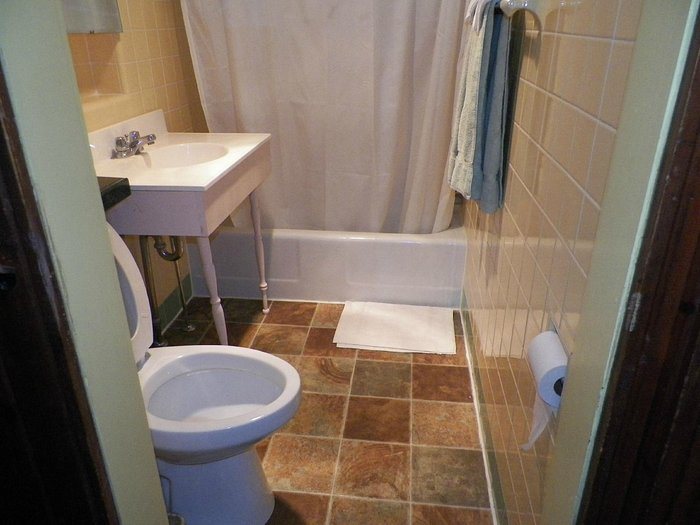 Starlight Inn — Bathroom