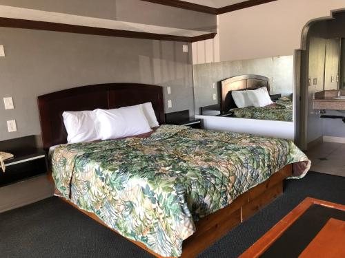 Starlight Inn Valley Blvd Downtown LA Los Angeles California — Guest room