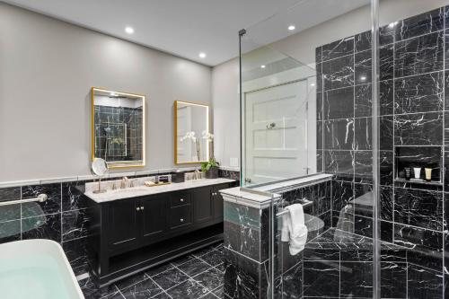 Starlight Lodge at Rockport Harbor — Bathroom