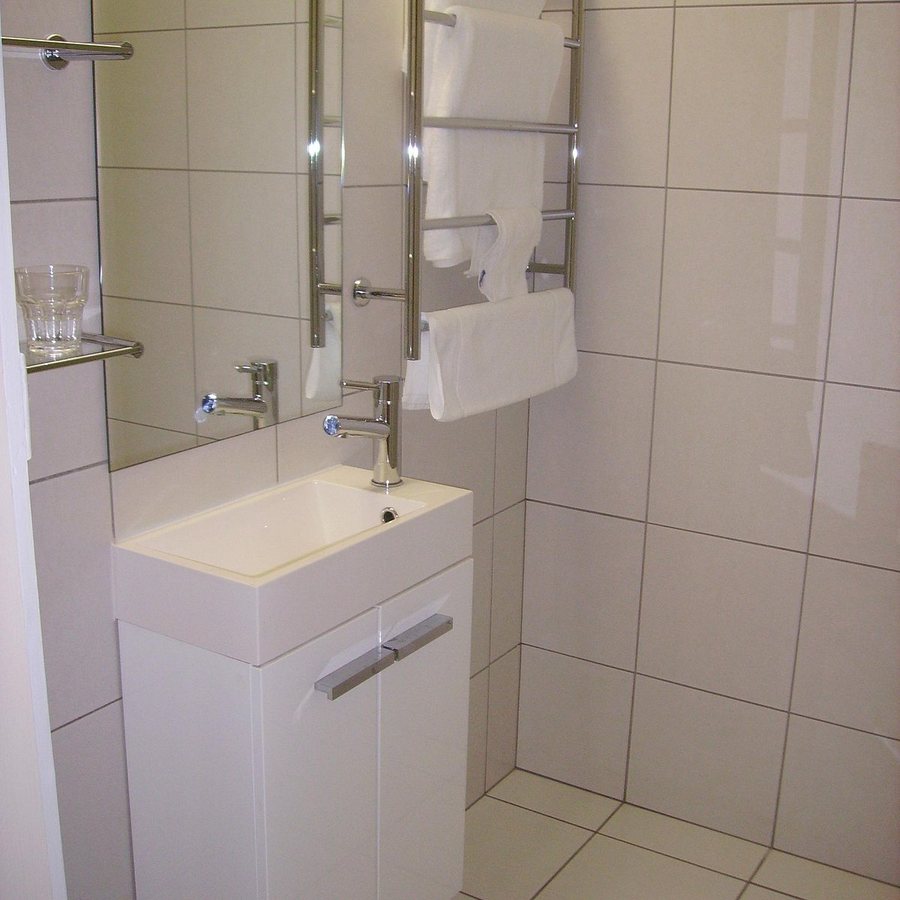Starline Motor Inn — Bathroom