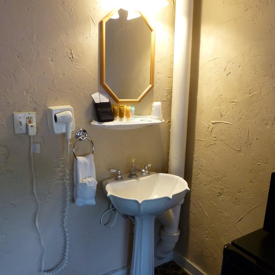 State Game Lodge — Bathroom