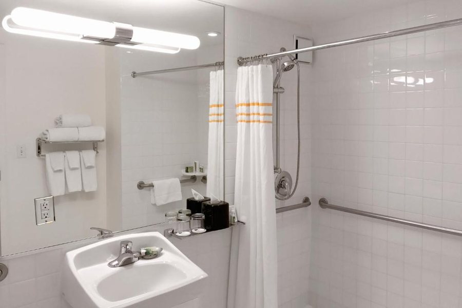 State Plaza Hotel — Bathroom