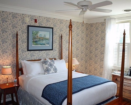 State Street Inn — Guest room
