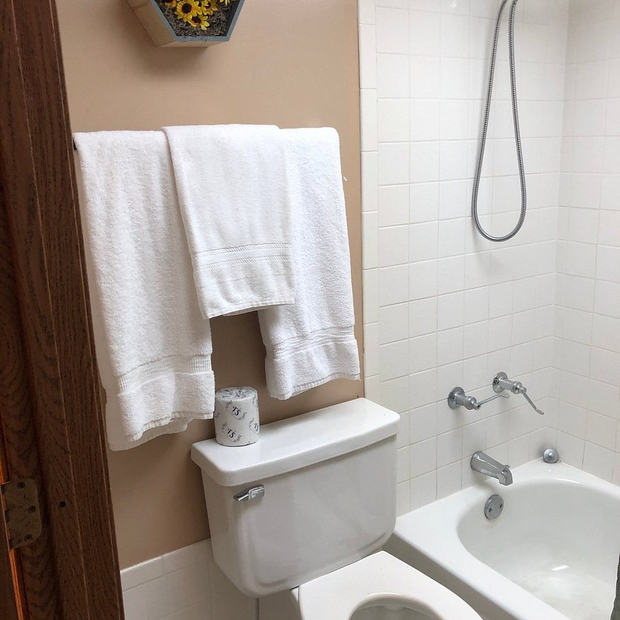 Statue Road Inn — Bathroom