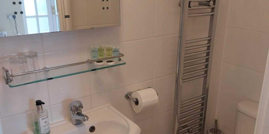 Staveley Heights Bed Breakfast — Bathroom
