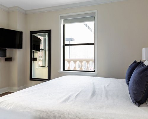 Stay Alfred at The Seneca Chicago Illinois — Guest room