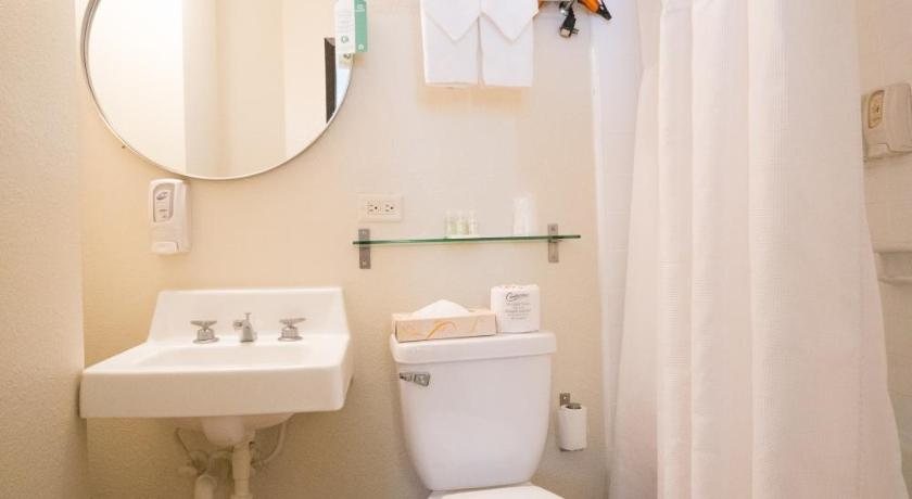 Stay Hotel Waikiki — Bathroom