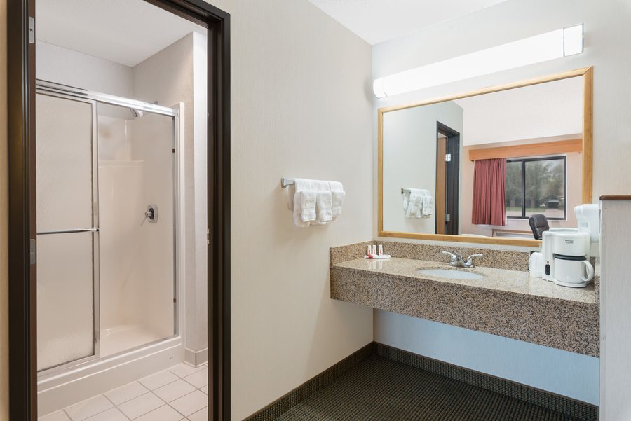 Stay USA Hotel and Suites — Bathroom