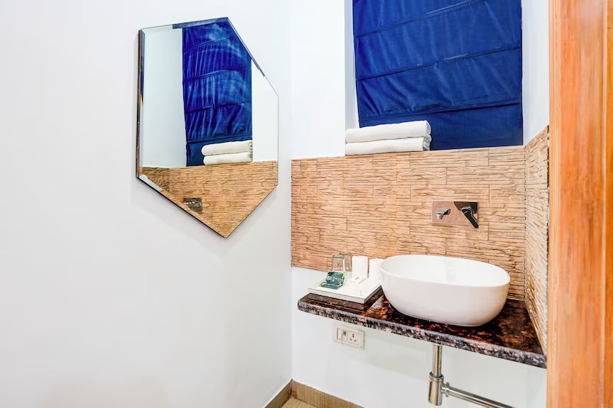 Staybook Atlanta New Delhi Train Station — Bathroom