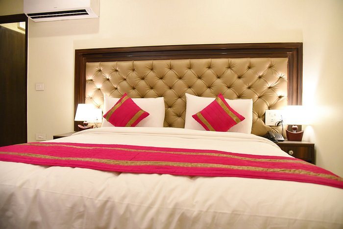 Staybook Atlanta New Delhi Train Station — Guest room