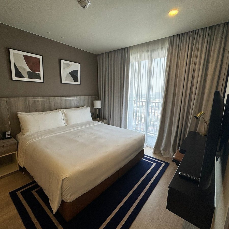 Staybridge Suites Bangkok Sukhumvit by IHG — Guest room