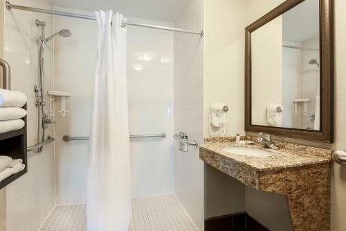 Staybridge Suites Columbus Airport by IHG Columbus Ohio — Bathroom