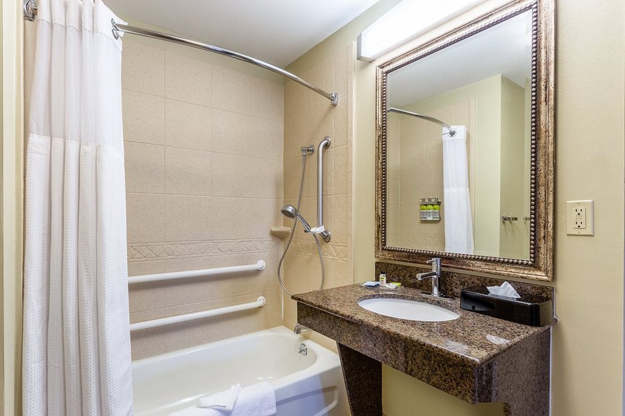 Staybridge Suites Davenport By IHG — Bathroom