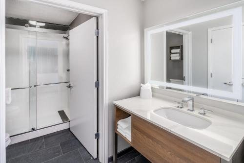 Staybridge Suites Denver Cherry Creek by IHG — Bathroom