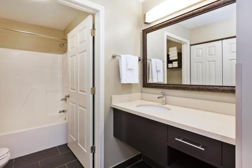 Staybridge Suites Detroit Novi By IHG — Bathroom