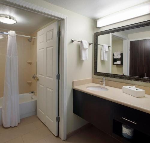 Staybridge Suites Fayetteville Univ of Arkansas by IHG — Bathroom
