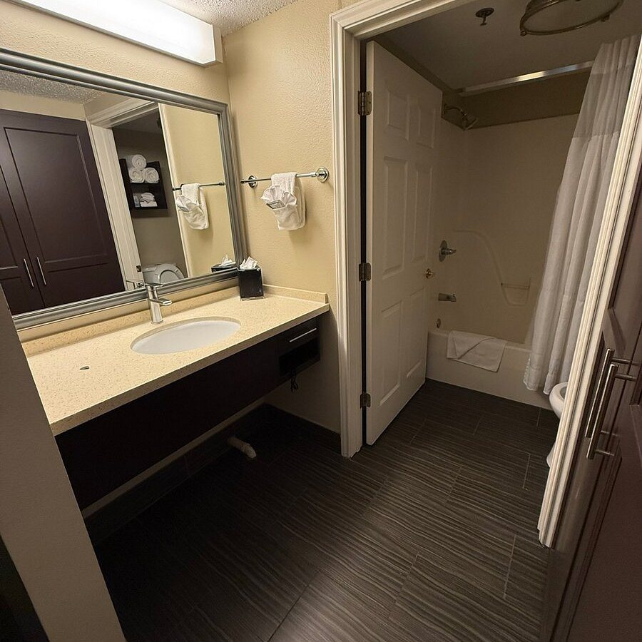Staybridge Suites Fort Wayne by IHG — Bathroom