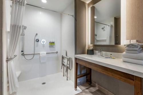 Staybridge Suites Grand Forks By IHG — Bathroom