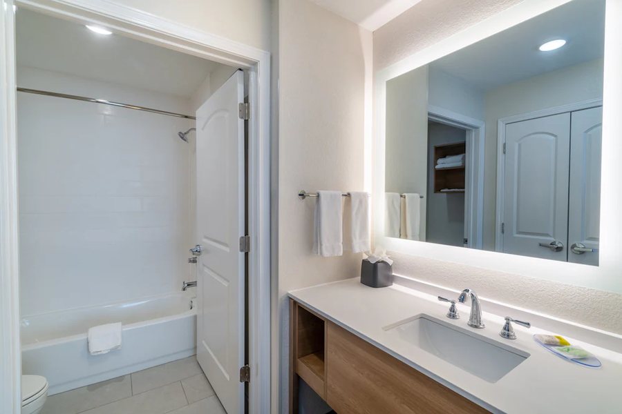Staybridge Suites Gulf Shores By IHG — Bathroom