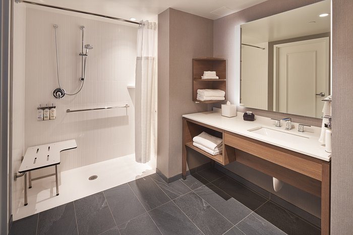 Staybridge Suites Holland By IHG — Bathroom