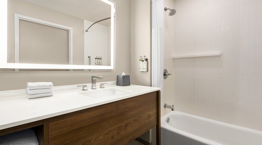 Staybridge Suites Houston IAH Beltway 8 by IHG — Bathroom