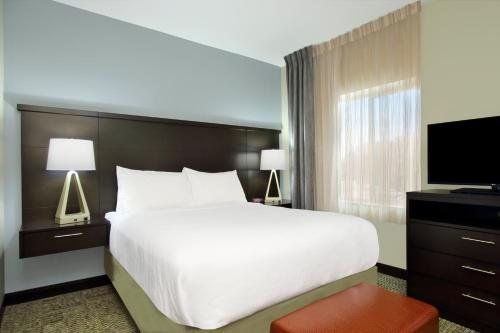 Staybridge Suites Houston Medical Center by IHG — Guest room