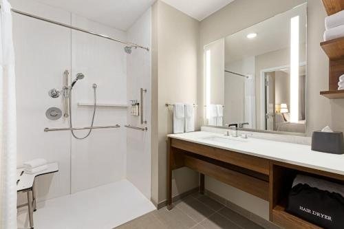 Staybridge Suites Houston NW Cypress Crossing by IHG — Bathroom