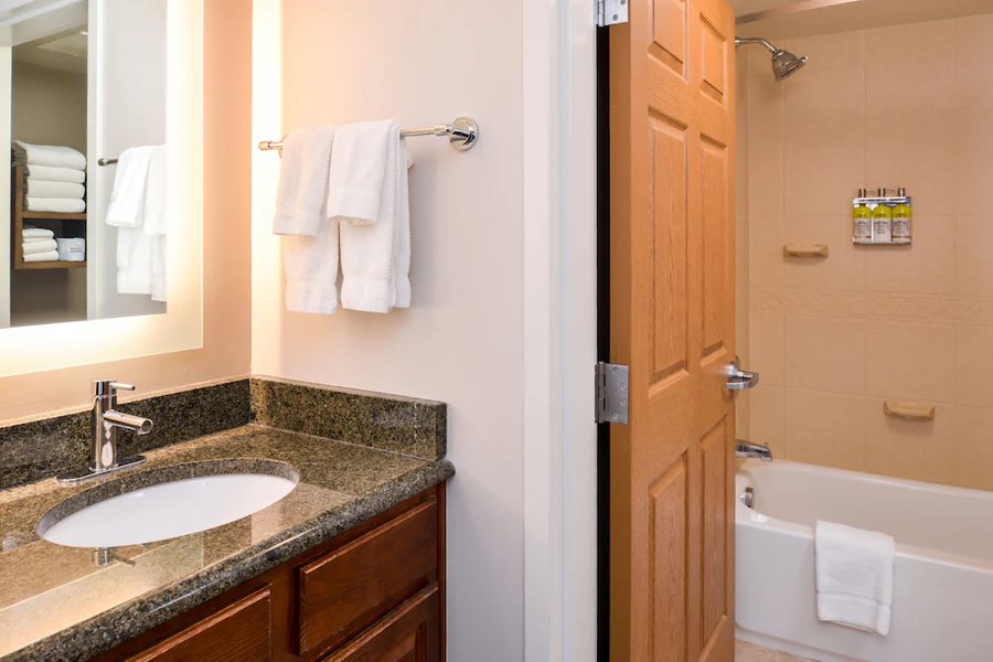 Staybridge Suites Indianapolis Carmel by IHG — Bathroom