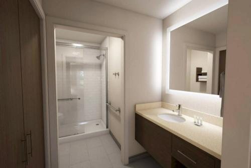 Staybridge Suites Lafayette Airport by IHG — Bathroom