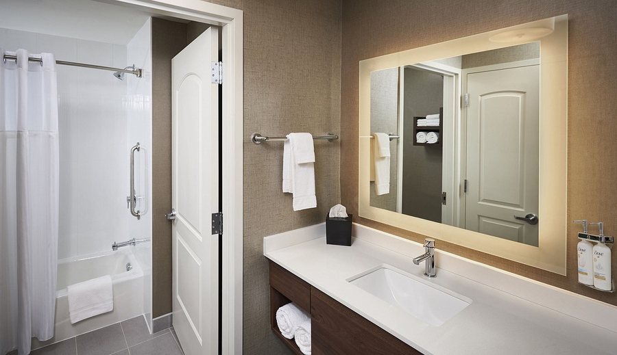 Staybridge Suites Lincoln Northeast by IHG — Bathroom