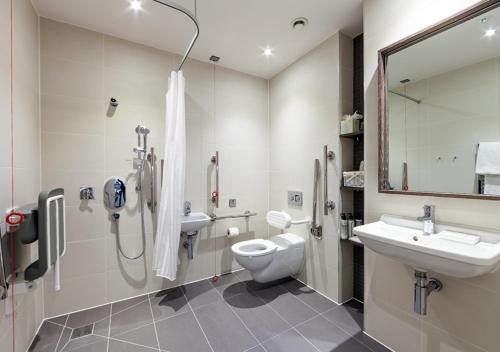 Staybridge Suites London Vauxhall by IHG — Bathroom