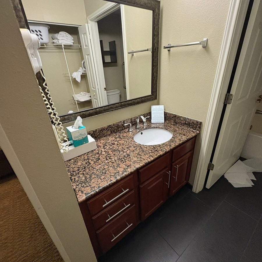 Staybridge Suites Louisville East by IHG — Bathroom