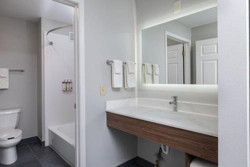 Staybridge Suites Madison east By IHG — Bathroom