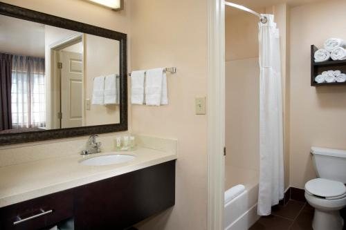 Staybridge Suites Myrtle Beach West by IHG — Bathroom