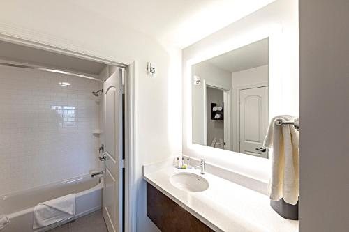 Staybridge Suites Naples Marco Island by IHG — Bathroom