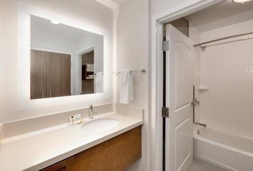 Staybridge Suites Oklahoma City Dwtn Bricktown by IHG — Bathroom