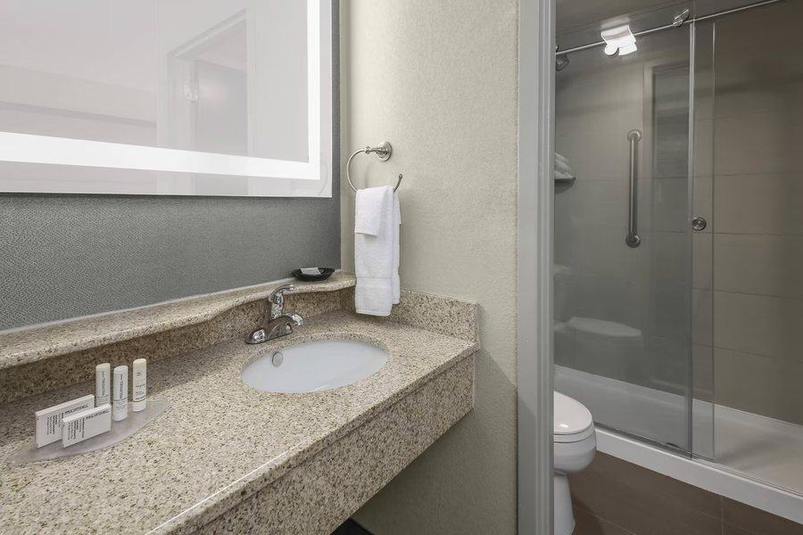 Staybridge Suites Oklahoma City Quail Springs by IHG — Bathroom