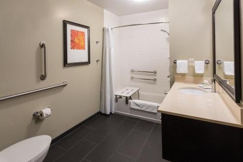 Staybridge Suites Omaha 80th And Dodge by IHG — Bathroom