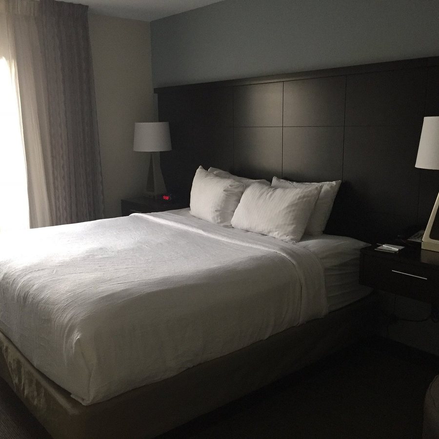Staybridge Suites Omaha West By IHG — Guest room