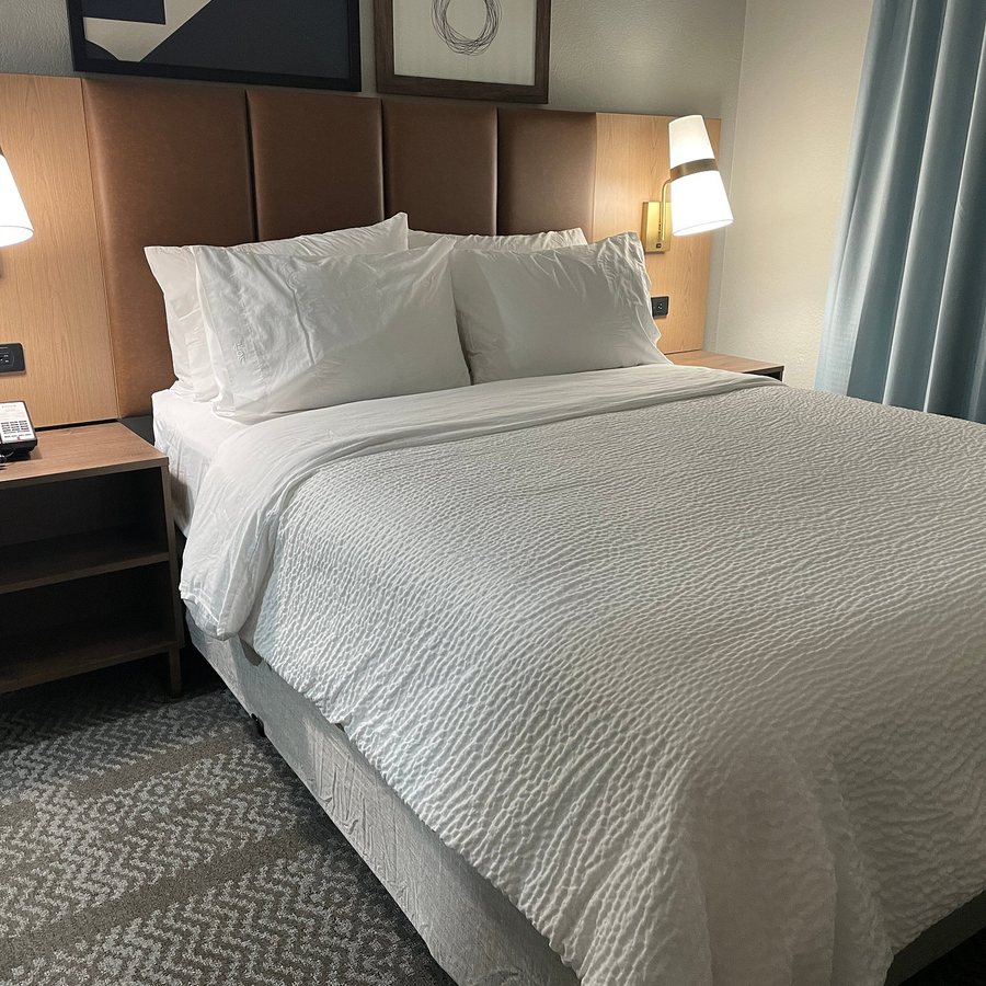 Staybridge Suites Oxnard River Ridge by IHG — Guest room