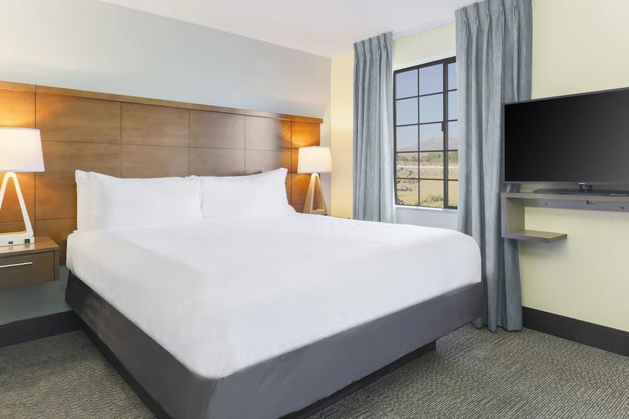 Staybridge Suites Reno By IHG — Guest room