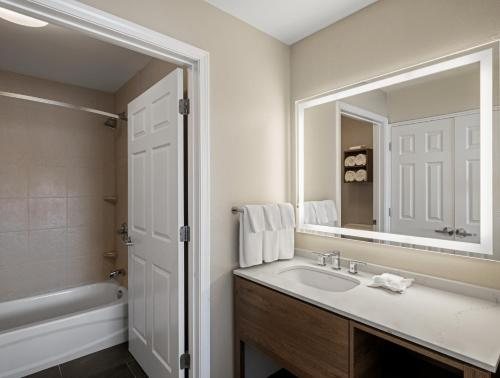 Staybridge Suites Rochester University by IHG — Bathroom