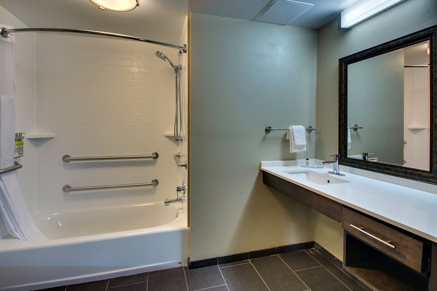 Staybridge Suites Rock Hill by IHG — Bathroom