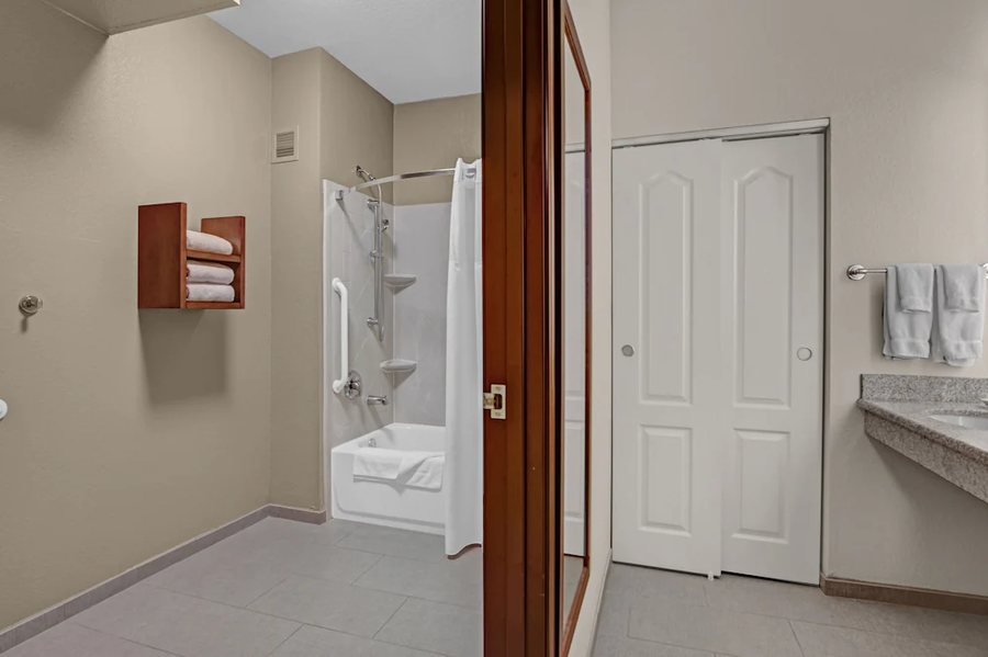 Staybridge Suites Salt Lake West Valley City by IHG — Bathroom