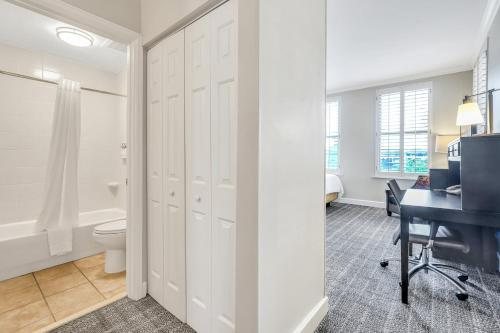 Staybridge Suites Savannah Historic District by IHG — Bathroom
