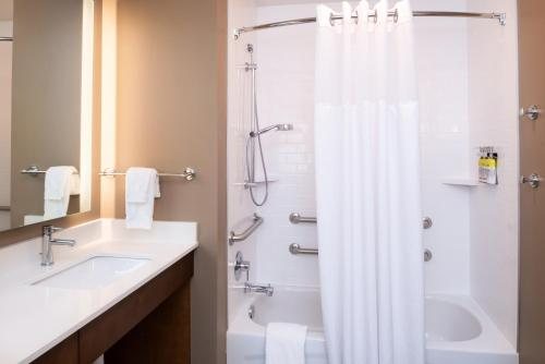 Staybridge Suites St George By IHG — Bathroom