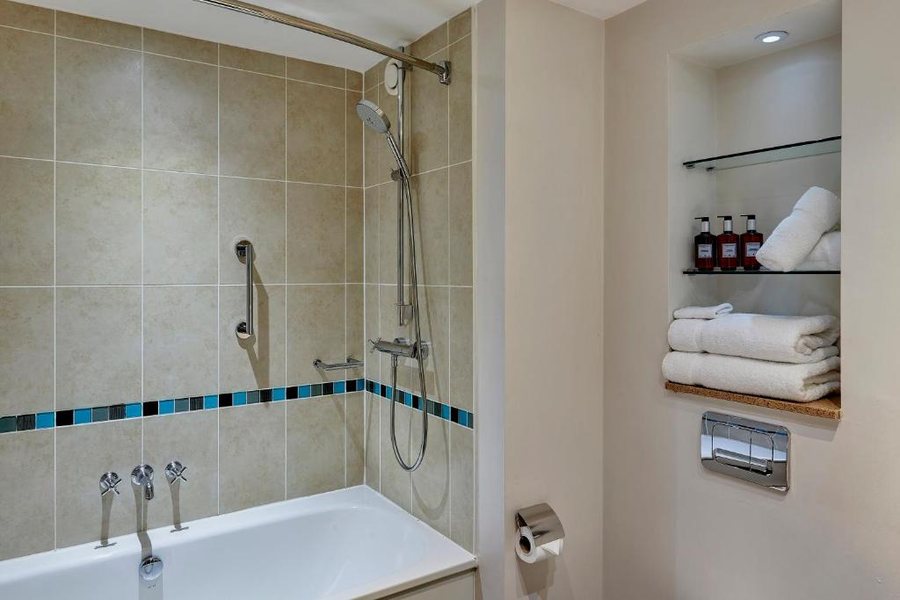 Staybridge Suites Syracuse Liverpool by IHG — Bathroom