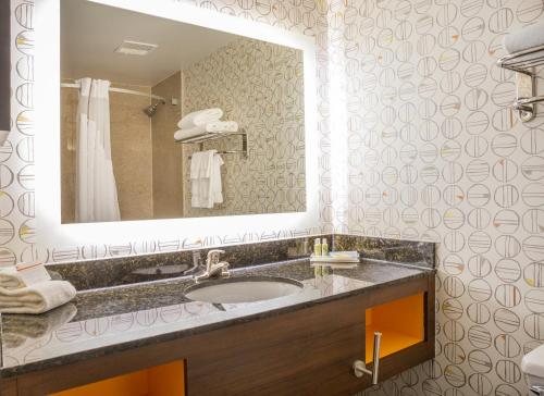Staybridge Suites Toledo Maumee By IHG — Bathroom